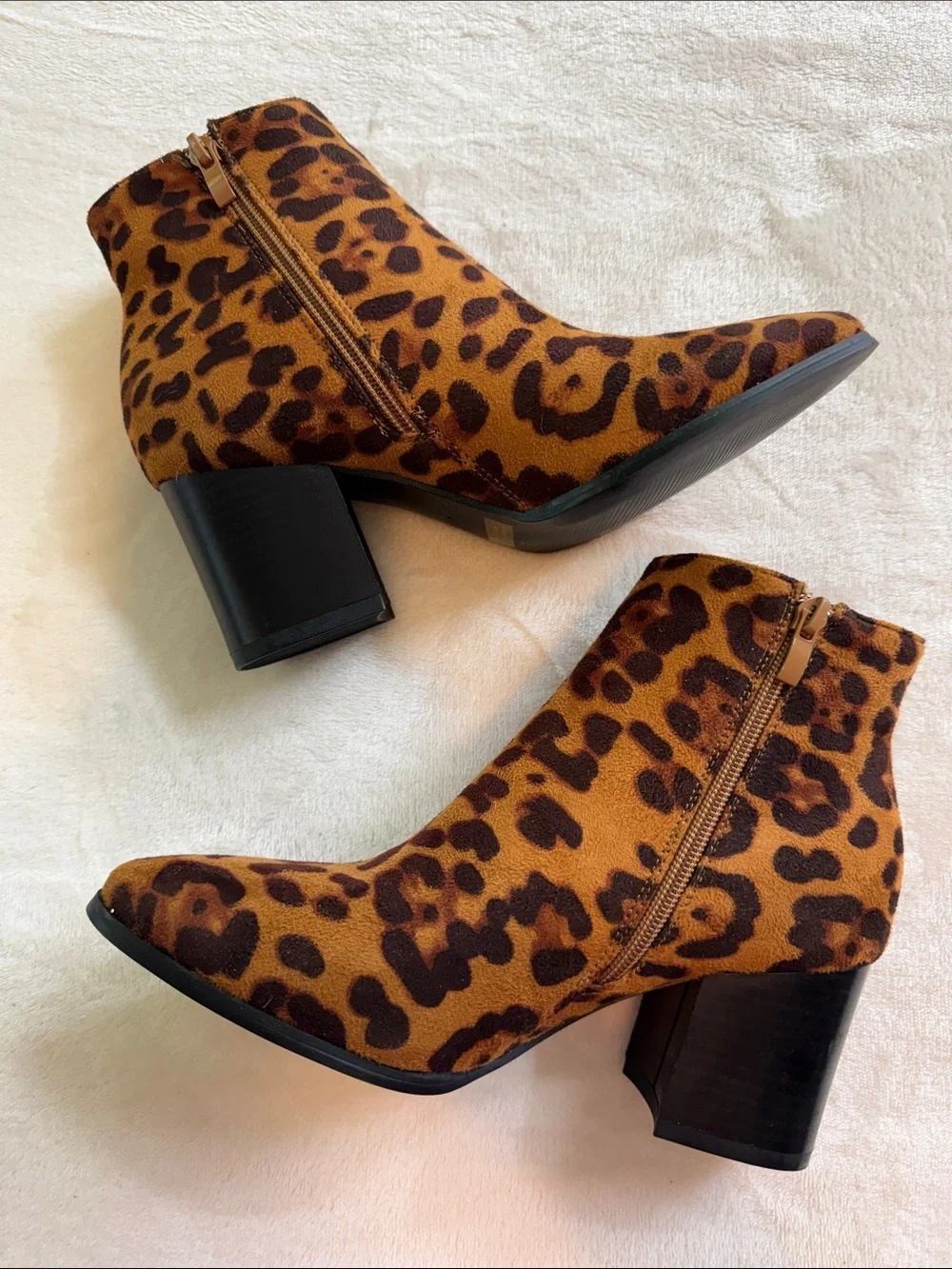 Refresh Leopard Print Pointed Toe Block Heel Ankle Booties Size 7